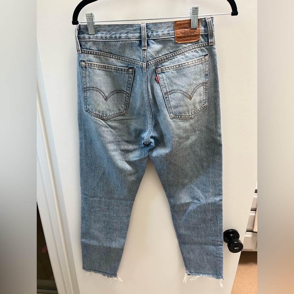 Levi’s Wedgie Straight Frayed Hem Jean